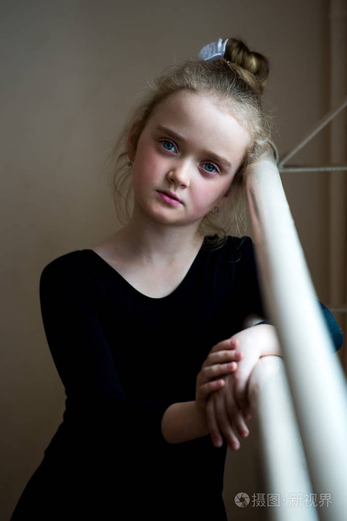 芭蕾舞课上可爱小女孩的肖像一个蓝眼睛女孩的画像