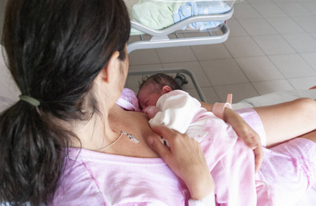 母亲在病房里给孩子喂奶.健康生活方式照片