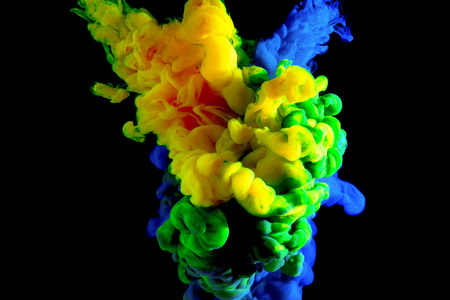 水里的颜料流,两种颜色交织在一起,在水中的云彩中形成新的色调,抽象