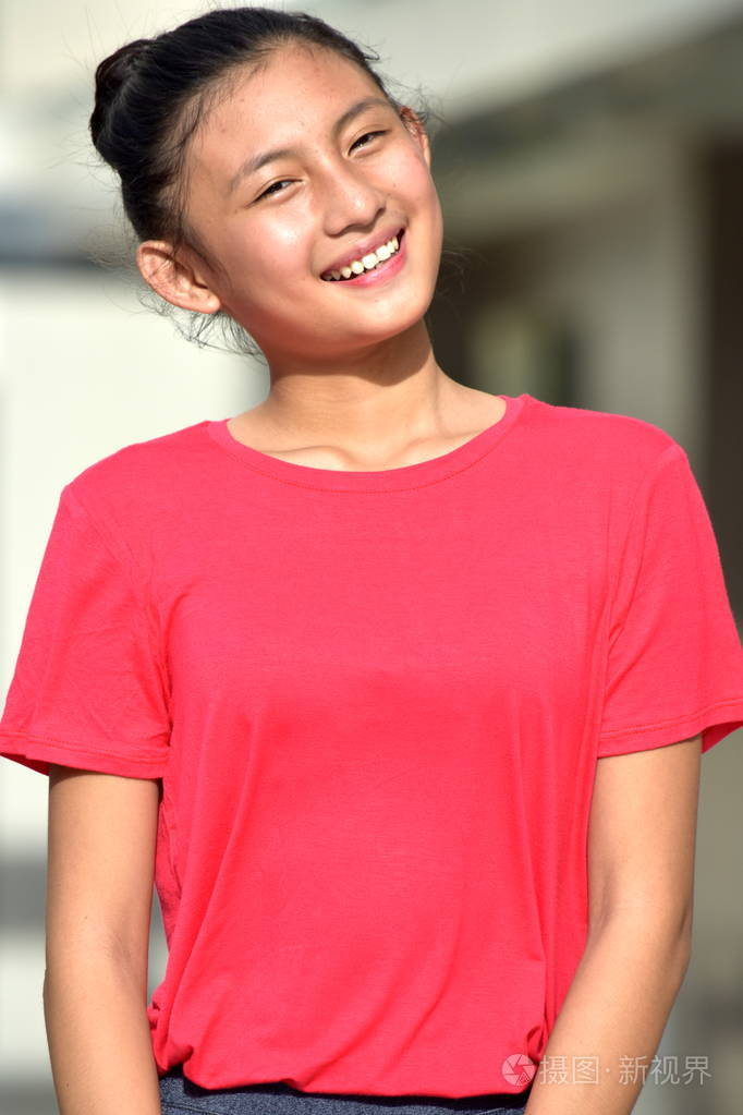 笑容可掬的青春少女