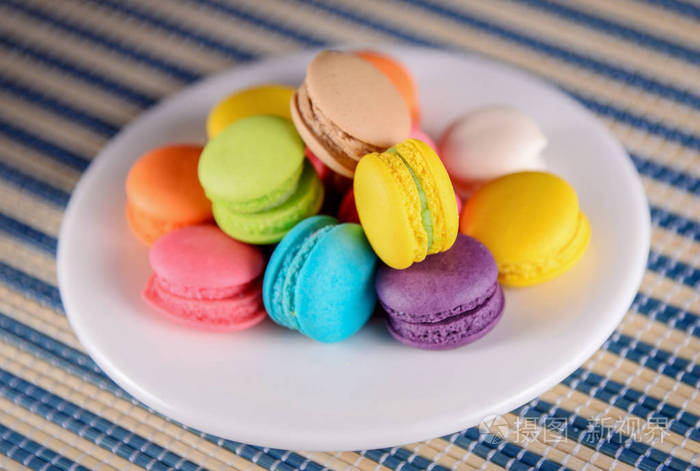 五颜六色的杏仁饼背景是甜马卡龙