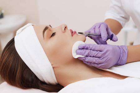 美容门诊中的程序填充注射.照片