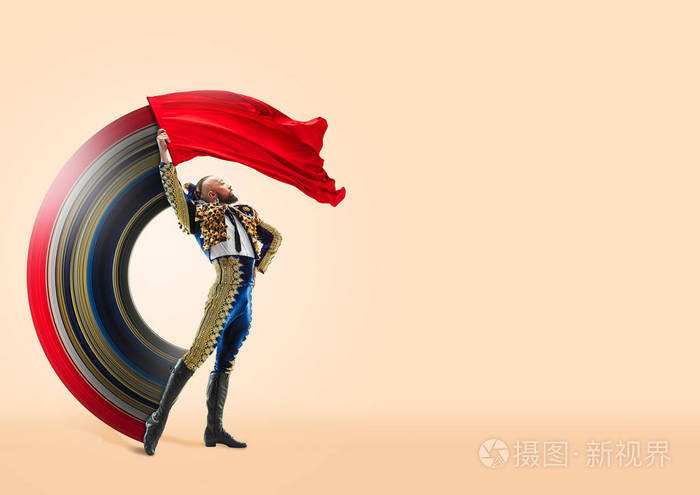 一个白人斗牛士被隔离在黄色的工作室背景上