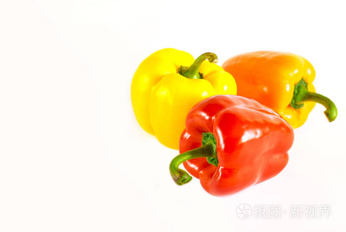 多汁的红橙黄三种颜色的辣椒尾绿白底
