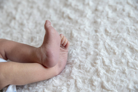 婴儿的脚放在被单上图片