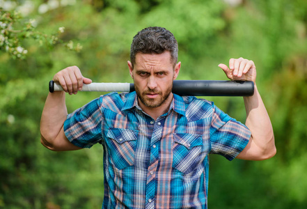 充满活力.不刮胡子的肌肉男在打架.拿着棒球棒的人.我是个罪犯.