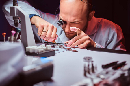 敬师卡这位经验丰富的制表师正在他的工作室为卡斯特默斯手表雕刻照片