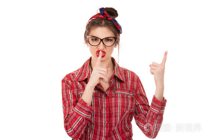 一个女人用一只手做着安静的手势另一只手注意听我说话