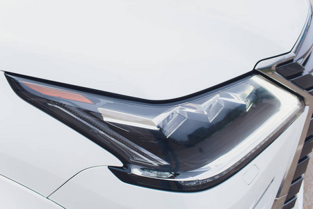 运动型交叉车辆前照灯的前视图.概念车的细节和轻技术背景.照片