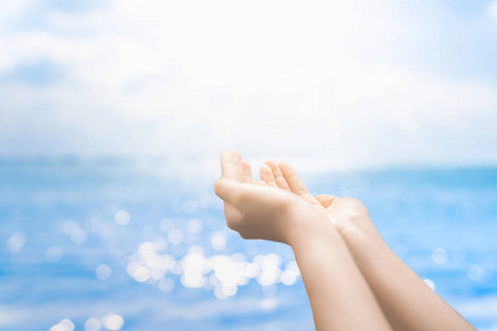 祈祷绿色女人在大自然绿色的背景前双手合十祈祷.照片