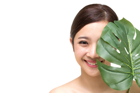 养颜快乐美丽的年轻亚洲女性拥有干净清新的肌肤和绿叶,女孩美容养颜