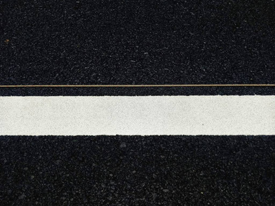 道路交通在沥青路面上涂成白色图片