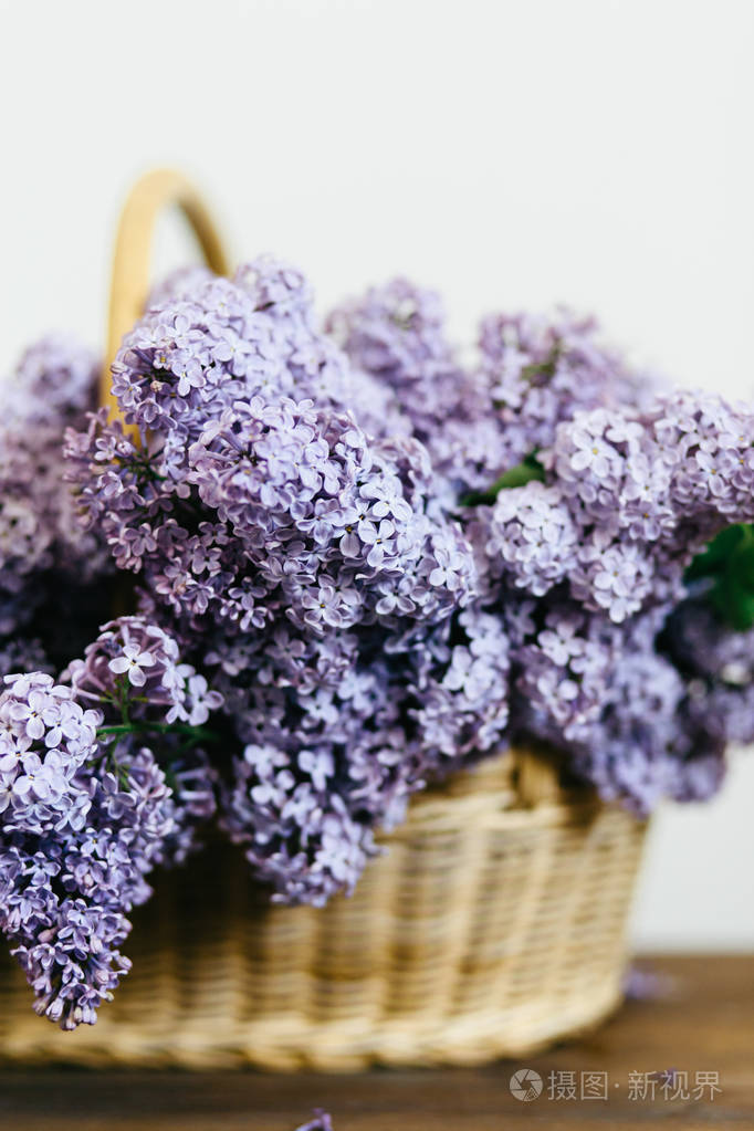 紫丁香花束在木桌上的篮子里