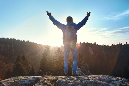 男人站起来,向太阳问好.照片