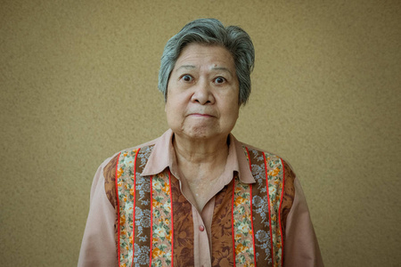 愤怒的老妇人.愤怒的亚洲老人照片