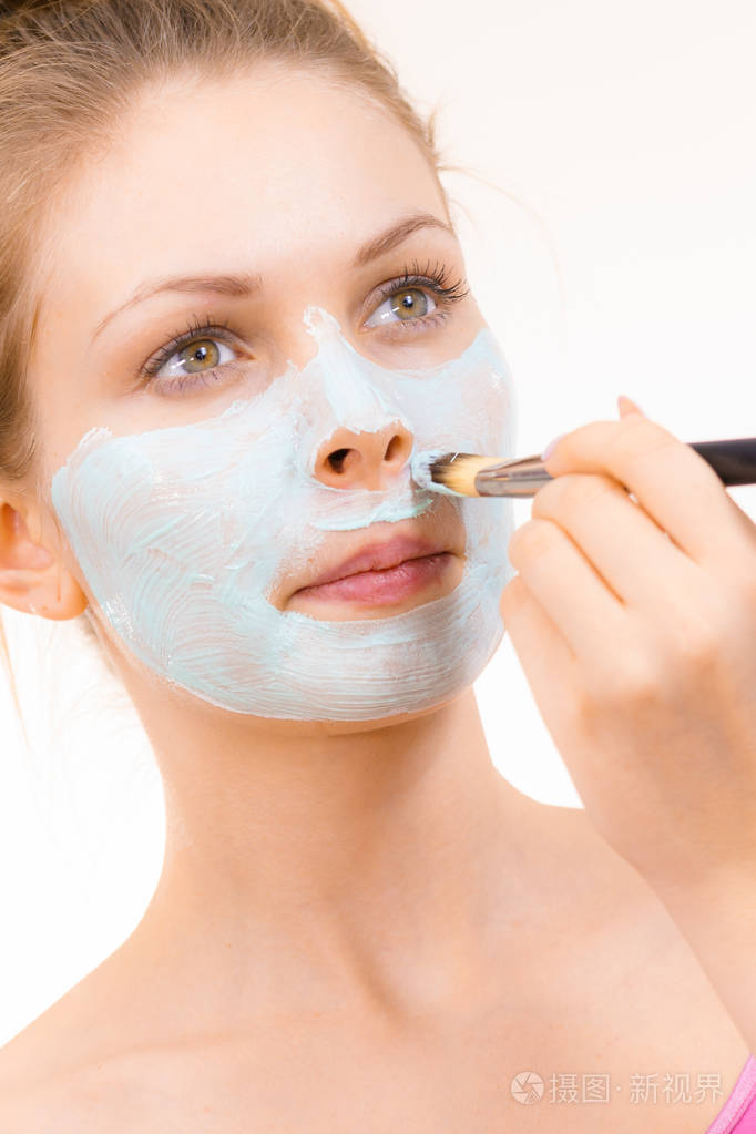 女孩敷绿泥面膜