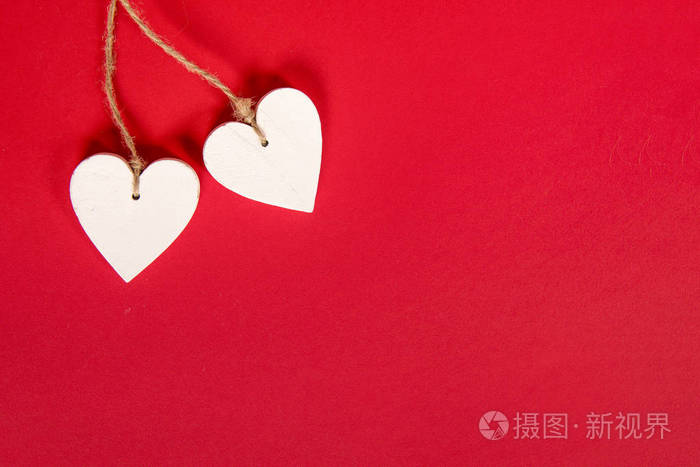 两个白色的心在红色的背景上有复制空间