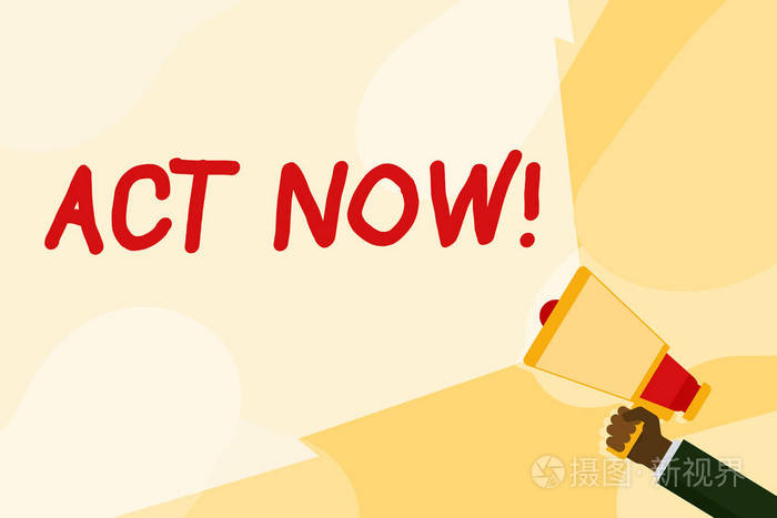 显示立即行动的文字标志概念照片不要犹豫马上开始工作或做事手持