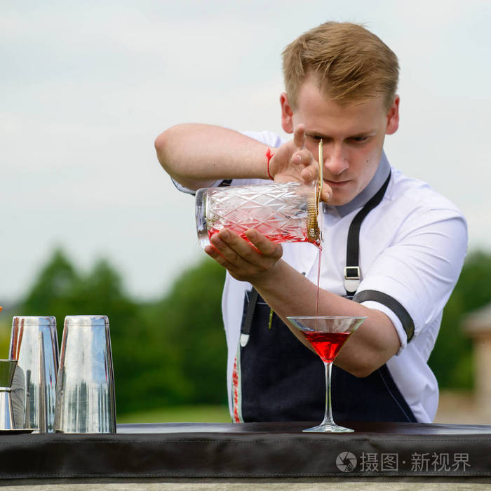 餐饮酒吧服务酒保的工作在出发帅气的调酒师在户外准备鸡尾酒
