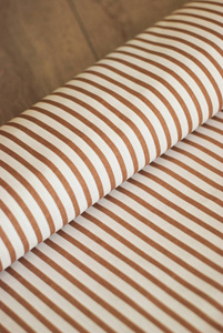 白色直条纹织物的质感照片