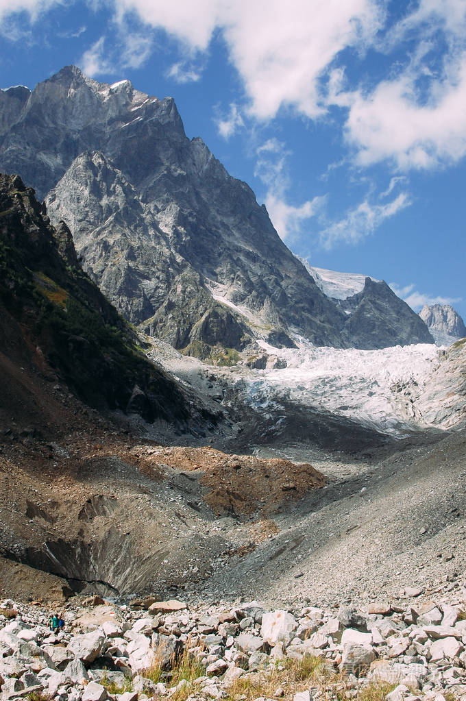 高加索山脉svaneti地区的chalaadi冰川长途跋涉