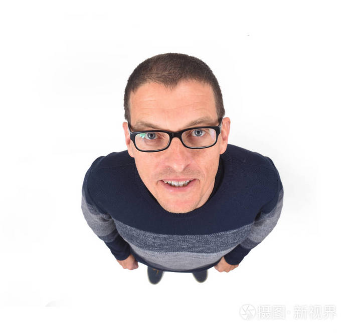 白衣男子俯视图