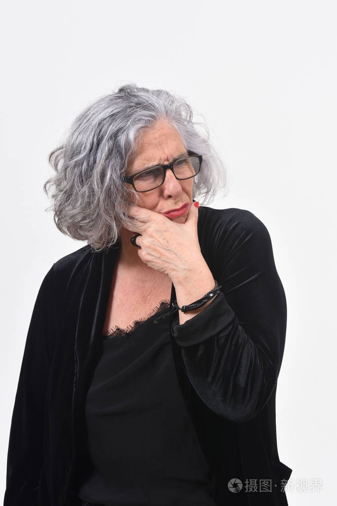 在白色背景下有疑问或疑问的女人