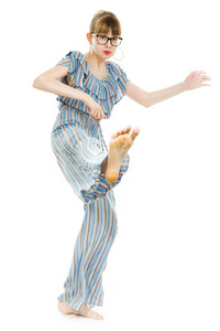 年轻的十几岁女孩穿着带有缝隙纹理的连身裙-直接踢腿.照片