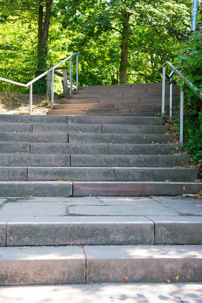 室外楼梯透视图夏天在公园里和楼梯上攀爬大自然
