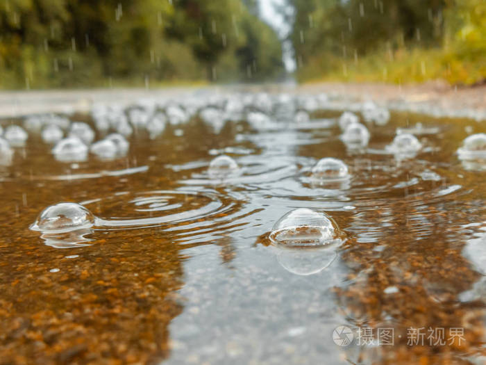 雨中路上的水坑里冒出泡泡秋悲观