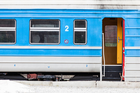 蓝白色老字号列车进站开门关门照片