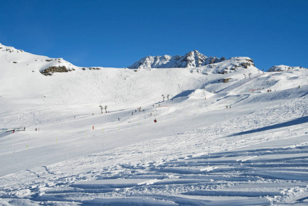 高山山脉雪谷全景图片