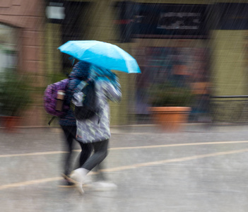 雨天撑伞的人在街上散步图片