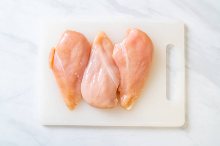fresh chicken breast raw 照片