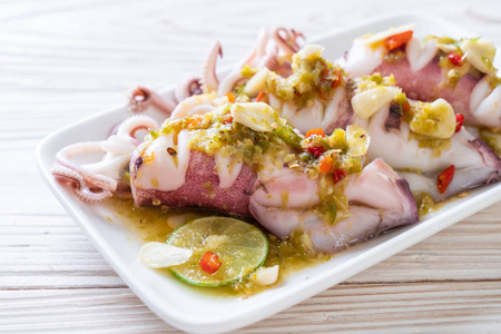 香辣柠檬汁蒸鱿鱼照片