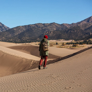 一个游客穿越沙漠图片