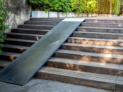 带木制轮椅坡道的室外木板楼梯照片