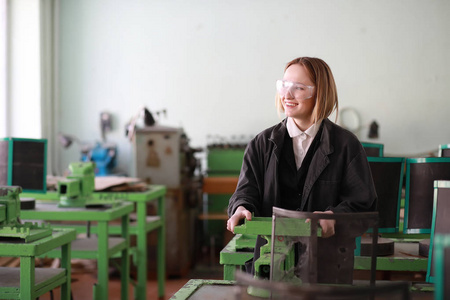 在机床工作的年轻女工程师图片