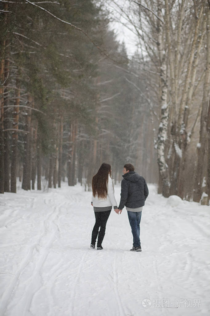 大雪图片情侣在雪中图片
