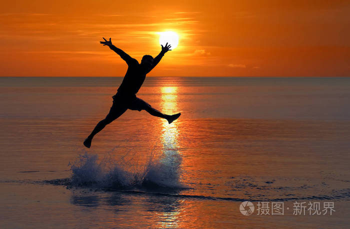 日落时一个人从海边跳了起来