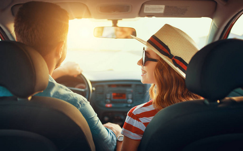 幸福的一对男女在车上旅行图片