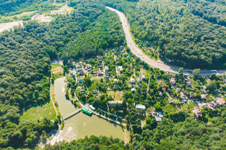 湖边森林附近的村庄图片