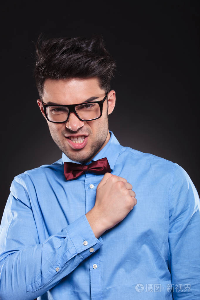 自信的年轻人紧握拳头盯着镜头