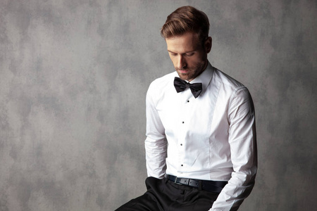 男人低头角度图片