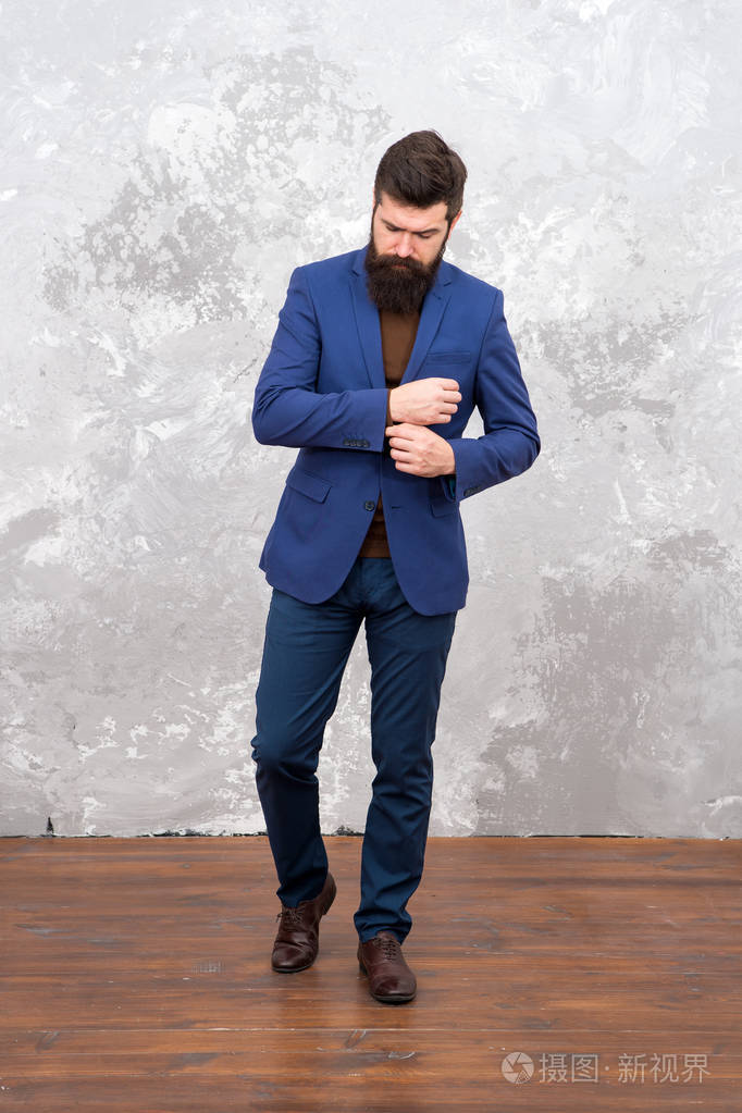 男时装模特成熟的商人走路现代生活裁缝或时装设计师穿着正装留着胡子