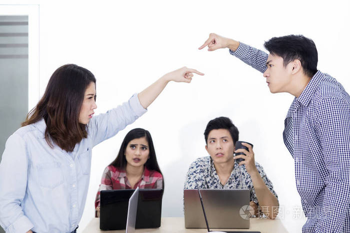 两个愤怒的人在会上互相指责