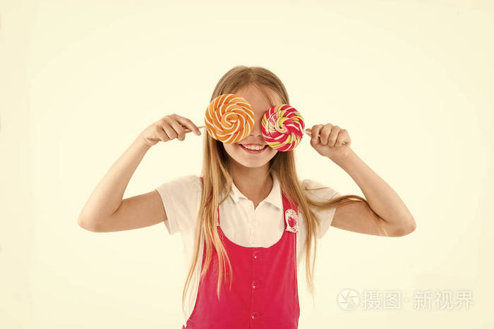 吃糖果开心快乐的棒棒糖孩子小朋友微笑着用白色隔离的