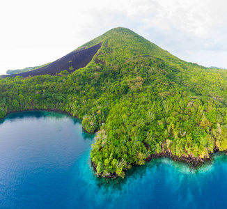 鸟瞰印尼班达群岛,摩鹿加群岛,阿皮岛,熔岩流,珊瑚礁白沙滩.