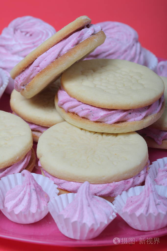 熟的棉花糖三明治他们躺在盘子里下一个盘子是各种大小的棉花糖