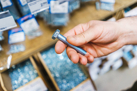 自己相册名这名男子手里拿着修理用的小螺丝钉和盒子特写镜头里的紧固